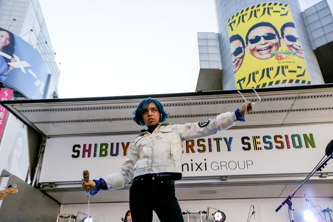 女王蜂 Shibuya109前の路上特設ステージでフリーライヴ敢行 Musicman