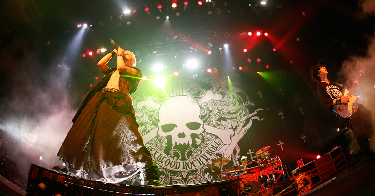 VAMPS、”籠城型ツアー”の集大成「VAMPS LIVE 2017 UNDERWORLD