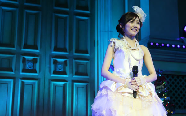 渡辺麻友、1stソロアルバム発売記念で伝説の“背中にネジ付き衣装”で