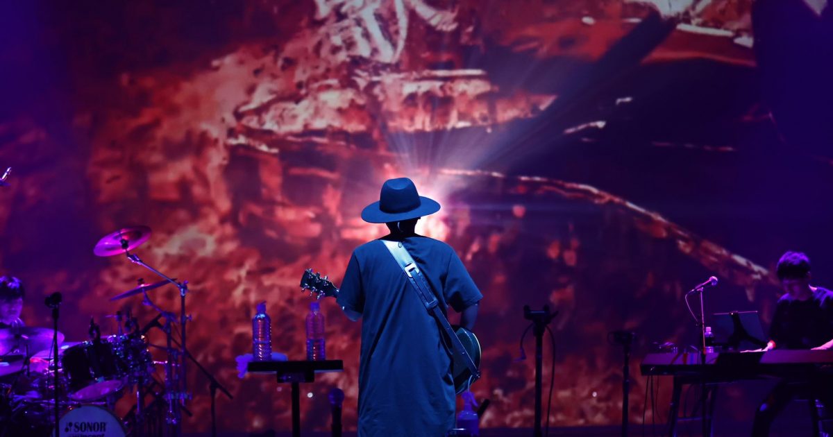 amazarashi 10周年記念ライブ「APOLOGIES 雨天決行」開催、4面の