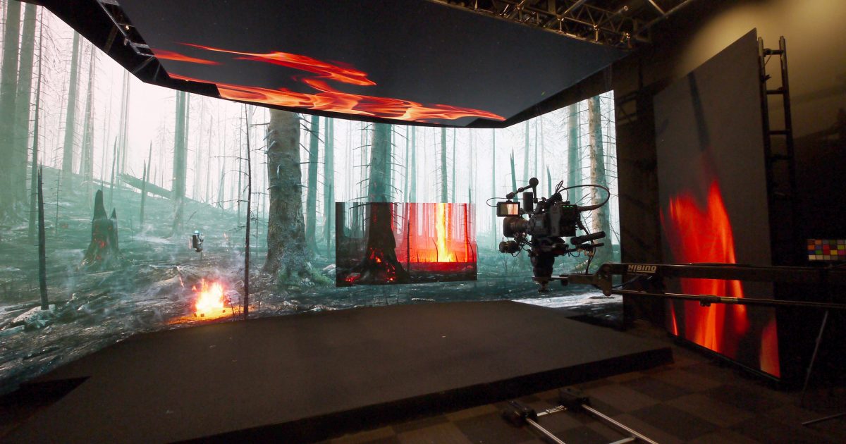 ヒビノ、超高精細LEDディスプレイの大画面を背景に仮想空間で撮影が