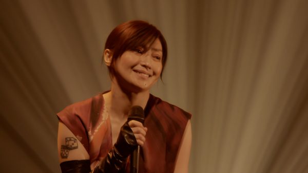 鬼束ちひろ/LIVING WITH A GHOST Amazon.co.jp: 鬼束ちひろ「LIVING WITH A GHOST」(Blu-ray