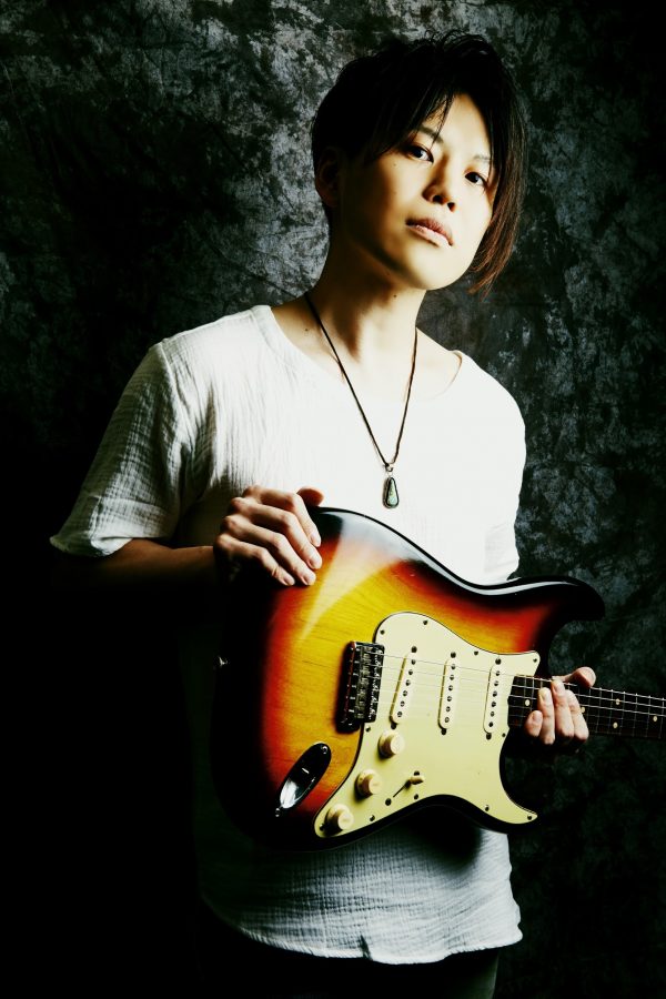 YouTubeや教則本の執筆で人気のギタリスト・山口和也。今の時代