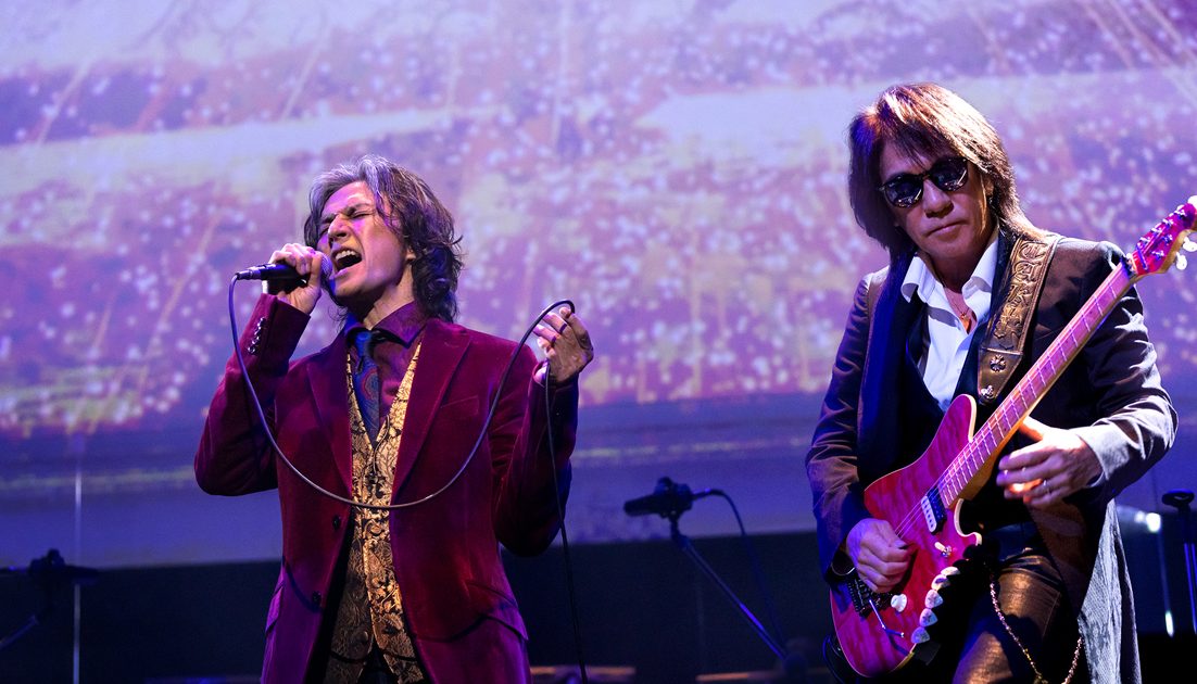 B'z、コンセプト・ライブ「B'z presents LIVE FRIENDS」をパッケージ化
