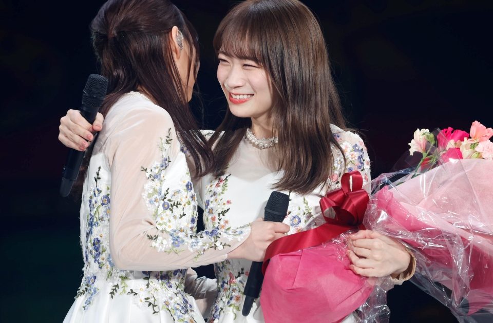 乃木坂46 秋元真夏 レトロドレス 直筆 生写真 チュウ 乃木坂46 秋元真夏 16th制服 生写真 チュウ - メルカリ