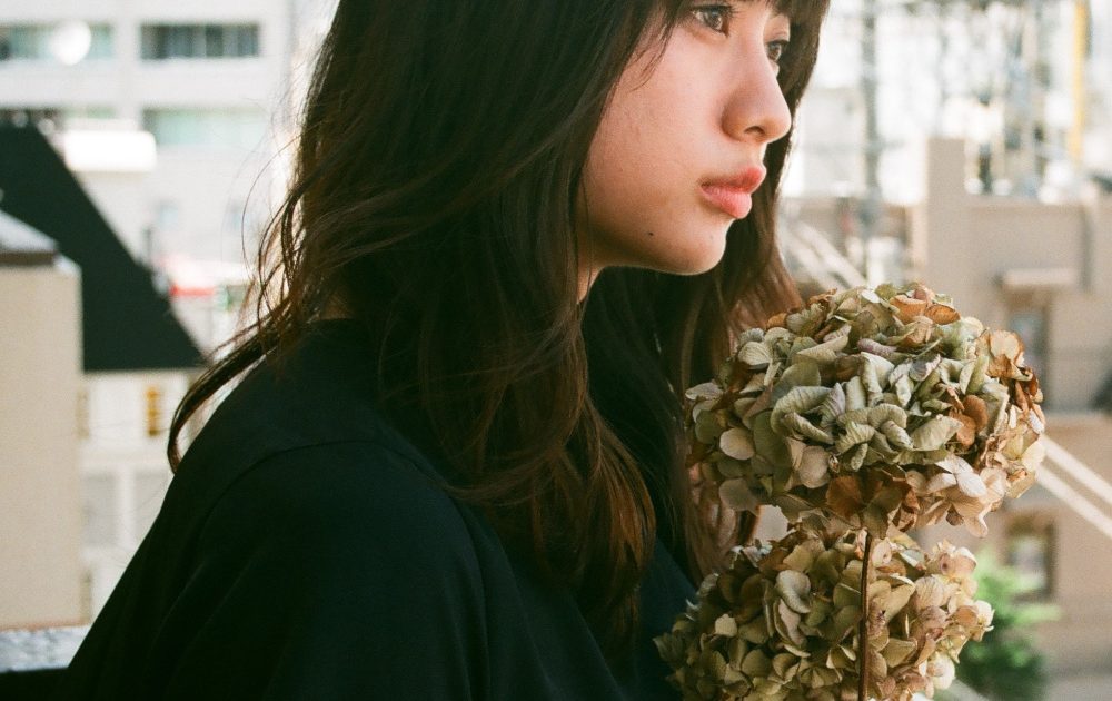 優里、「ドライフラワー」がストリーミング累計8億回再生突破 ソロ初