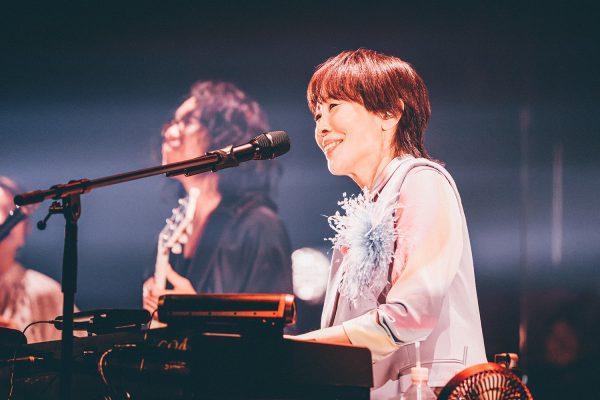 原 由子、最新作を携え鎌倉芸術館でワンマンライブ開催 “戦友