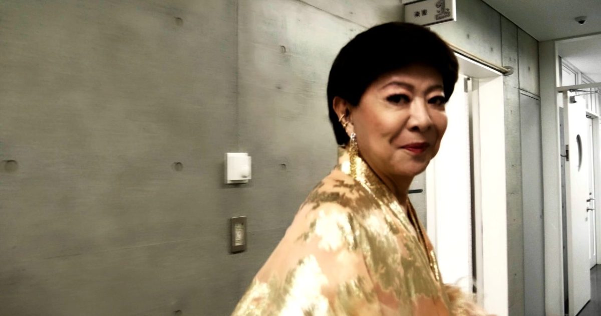 美川憲一、生みの親と育ての親の2人の母への感謝を歌った