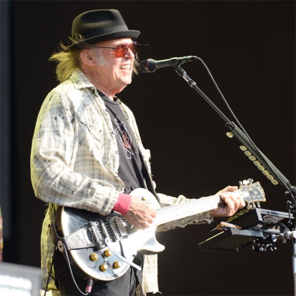 ニール・ヤング＆クレイジーホース、体調不良で残り公演をキャンセル