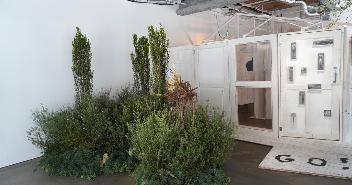 羊文学の世界に浸り、想像力を羽ばたかせる 企画展『”ひみつの庭