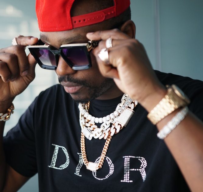 ダンスホールレゲエアーティスト Busy Signal、バンドセットで