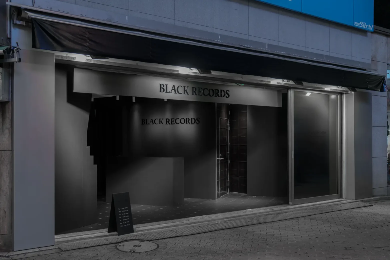 世界初のカバーアートのない黒塗りレコードショップ「BLACK RECORDS」、BMSGが手がけたことを設立記念日に発表