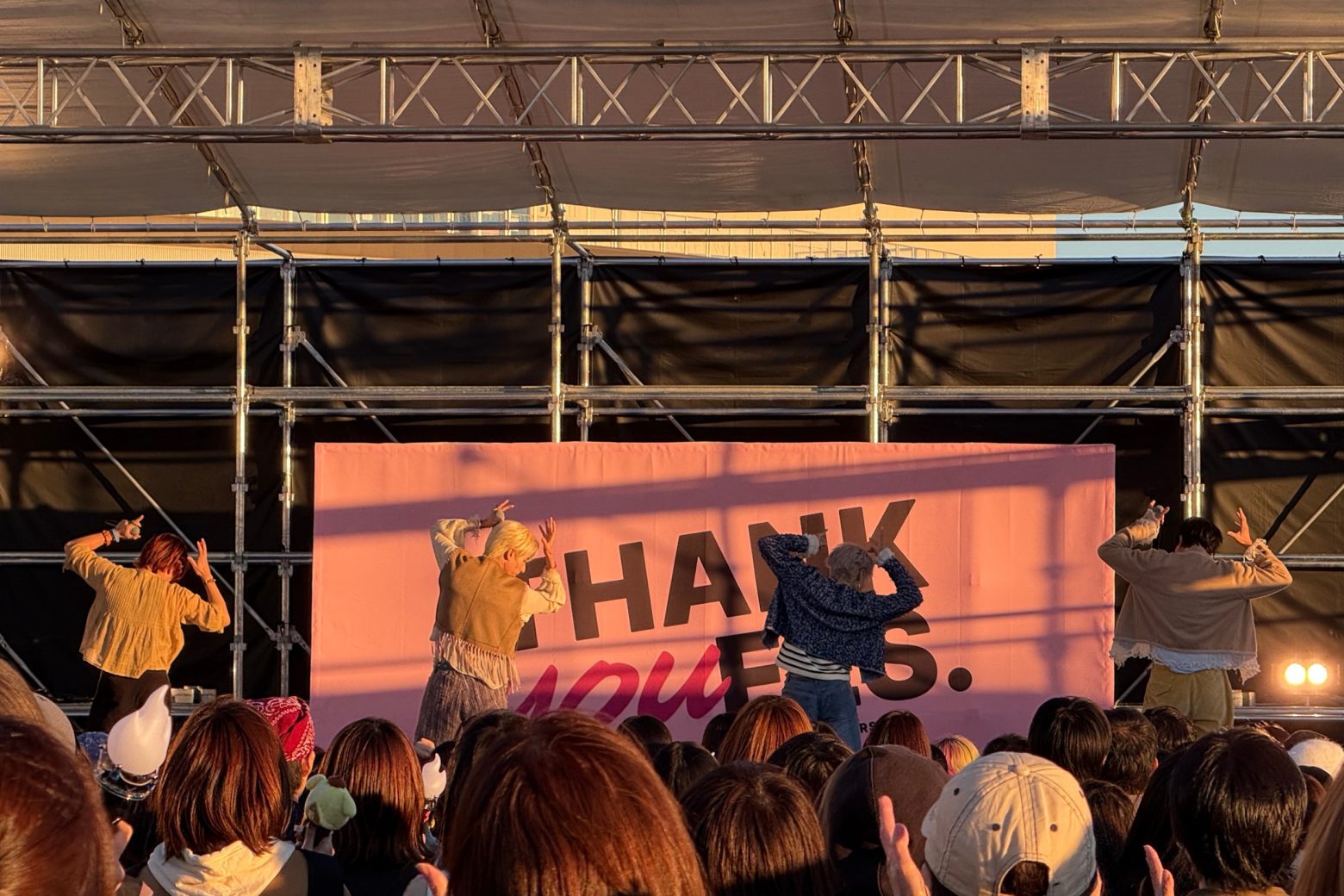 OWV、“日常のエナジーチャージャー”を体現 SNSで話題の4人組がフリーライブで熱狂を生む