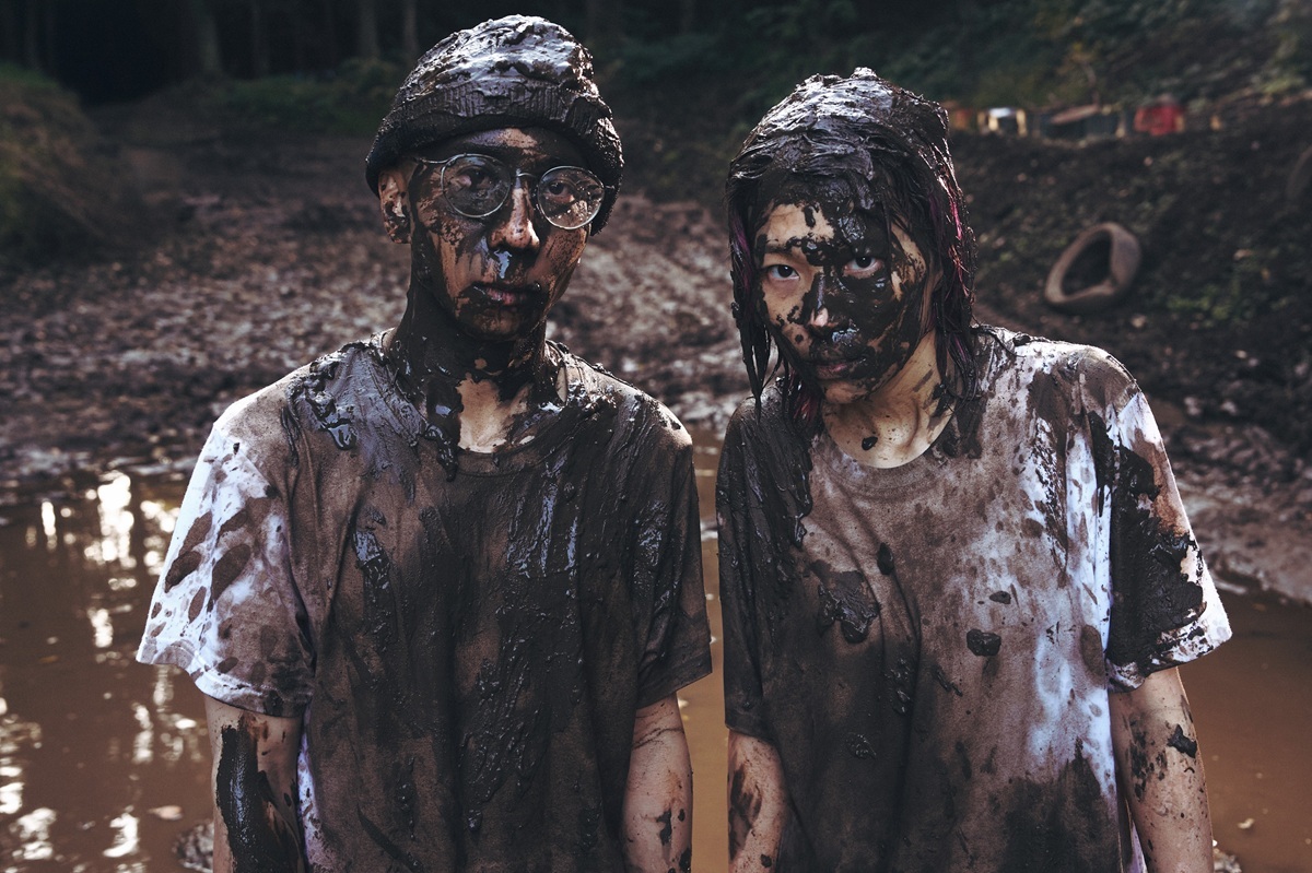 鈴木実貴子ズ、47都道府県路上ライブツアー『いばらのみち』開催発表＆泥まみれの新ビジュアル公開