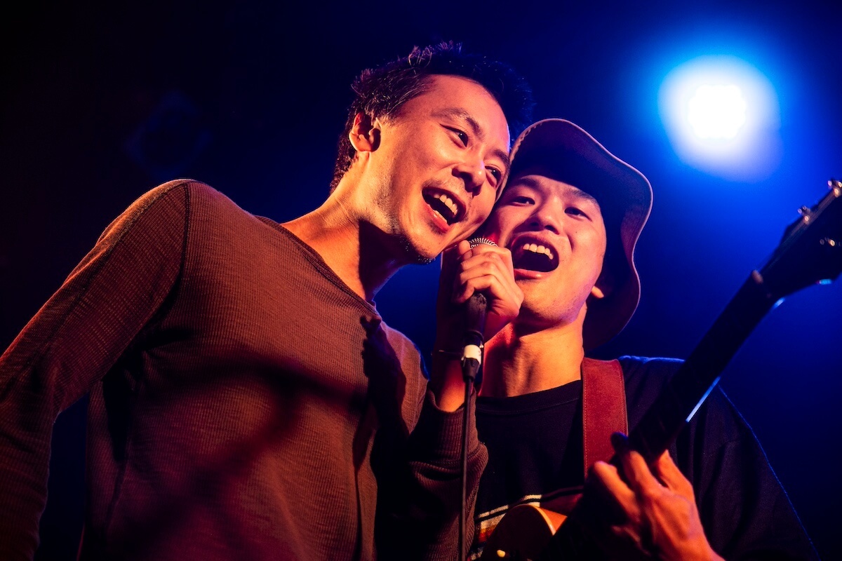 Hedigan’s、YOGEE NEW WAVESが福岡の新イベント『LET IT BEA』で共演ーー盟友の鼓動が響き合う、スペシャルな一夜をレポート。