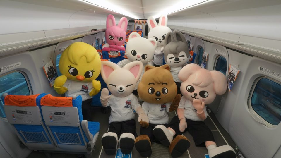 Stray Kids、1編成まるごとStray Kids仕様の貸し切り新幹線「Stray Kids Special Express」が運行 公式キャラクター“SKZOO”の着ぐるみも登場