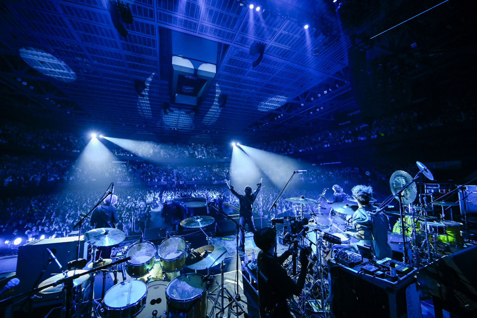 [Alexandros] 歴代ドラマーが集結 デビュー15周年記念ライブ“15th Anniversary VIP PARTY ’25” 12月14日公演レポート