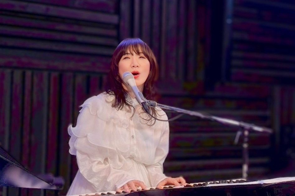 平松愛理、“人生初”の弾き語りツアーを敢行「Christmas Live Tour 2025