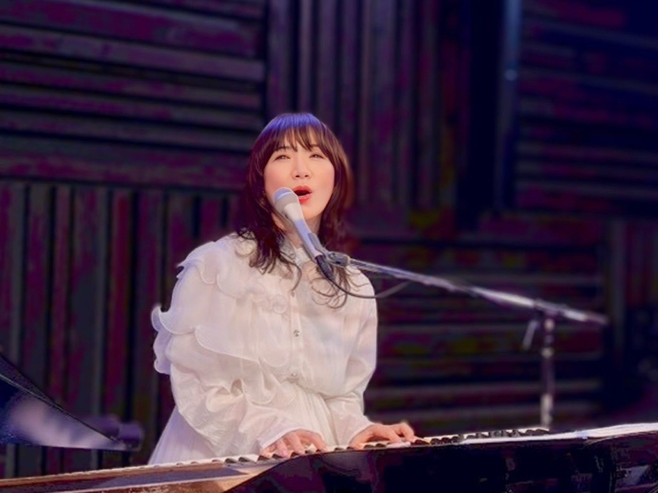 平松愛理、“人生初”の弾き語りツアーを敢行「Christmas Live Tour 2025 〜初！弾き語りの旅〜」東京公演・福岡公演は完売