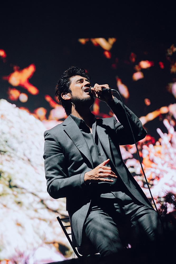 デビュー30周年YEARの平井 堅、コンセプト・ライブ「Ken’s Bar」 東名阪公演 初日大阪公演開催