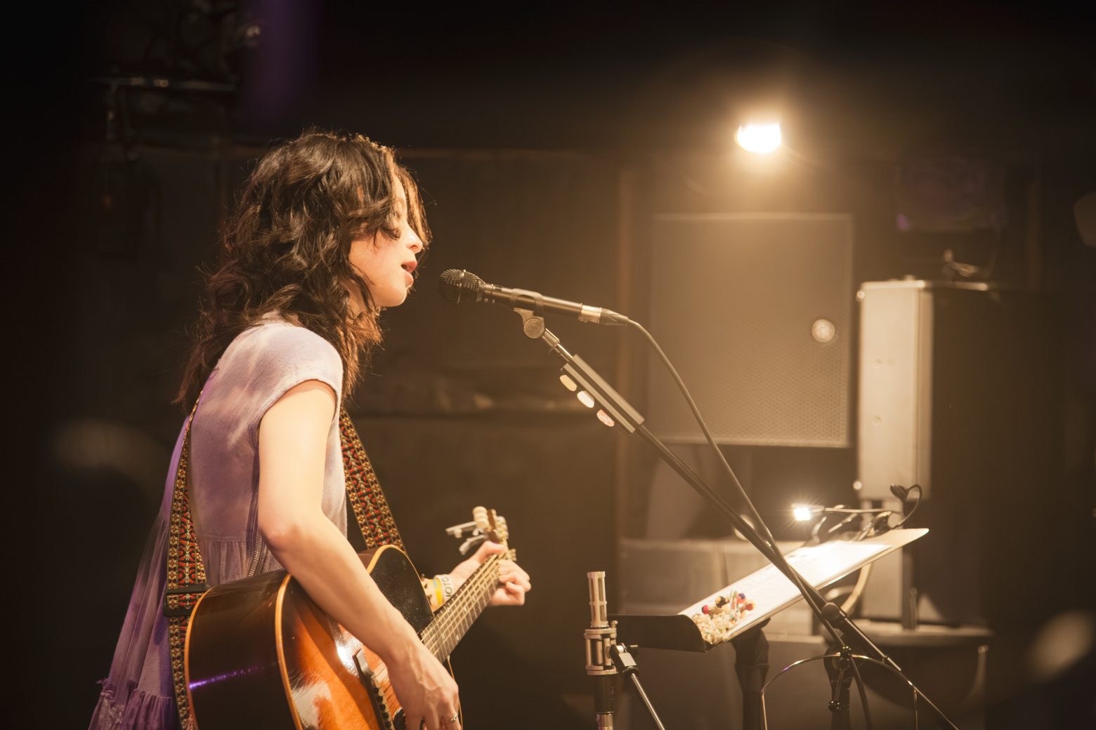 片平里菜が歌に込めた祈り、歌で解放させた想いーーライブ&配信『祈りのなかで-』レポート