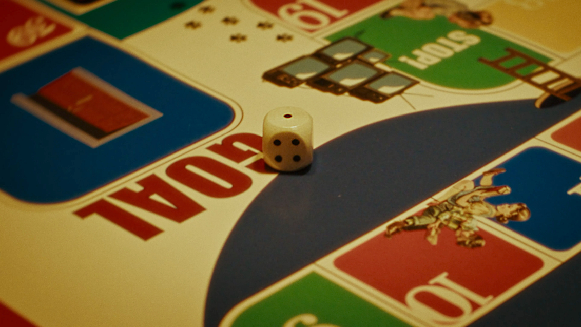 レトロリロン、人生を双六のボードゲームになぞらえた「リコンティニュー」MVを公開　1stフルアルバム『コレクションアローン』リード曲