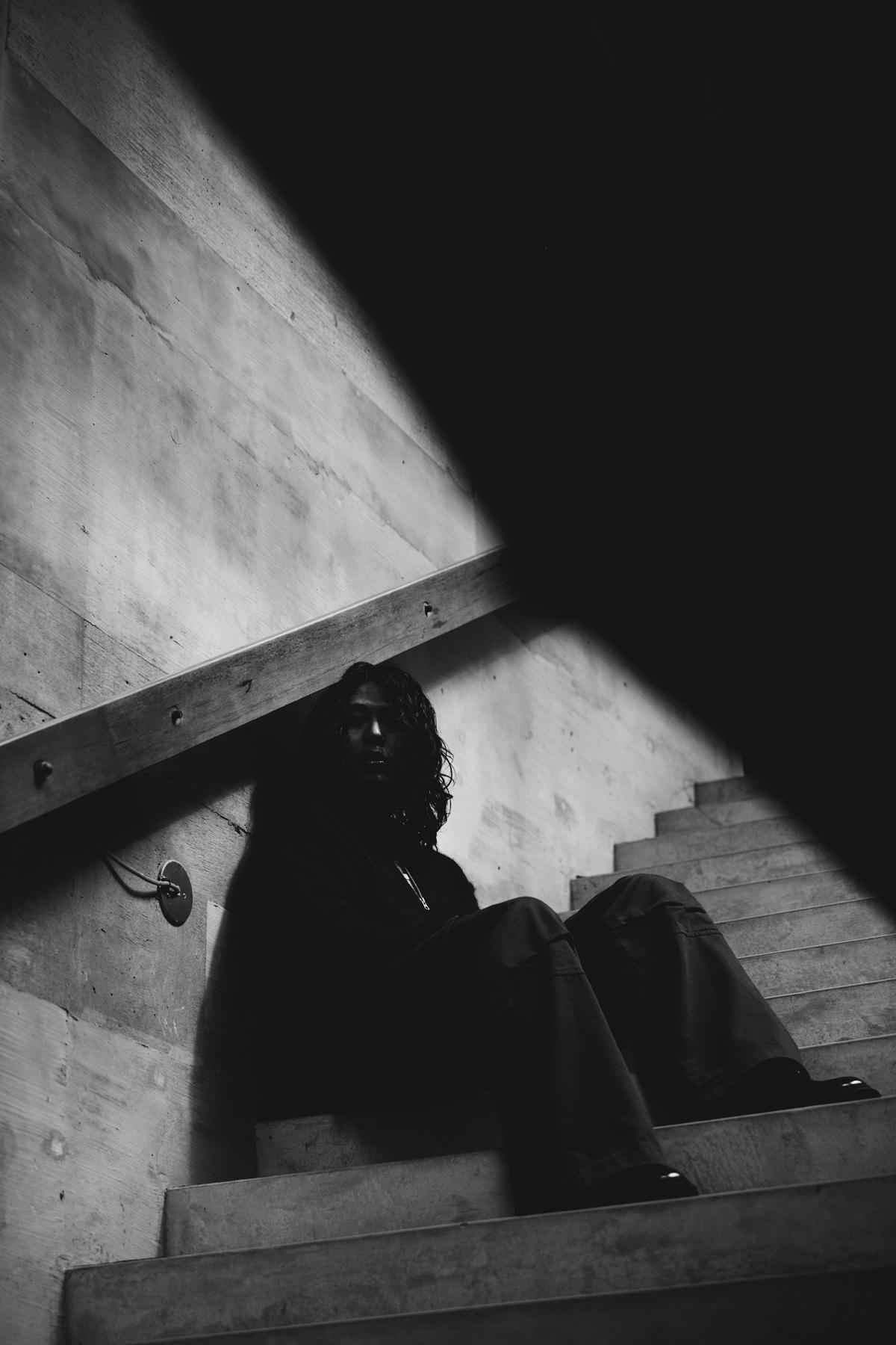 GooDee、1st EP収録曲「Wrong or right feat.3House」MV公開　静けさの中に張りつめた空気が漂うシーン構成