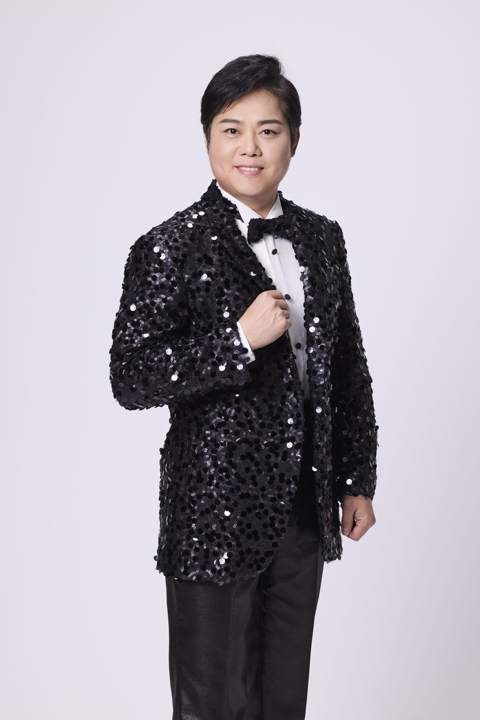 三山ひろし、2026年第1弾シングルは華やかに勇ましく、日本男児の心意気を歌うロック演歌！ 自らドラムを叩き、歌うミュージックビデオ公開